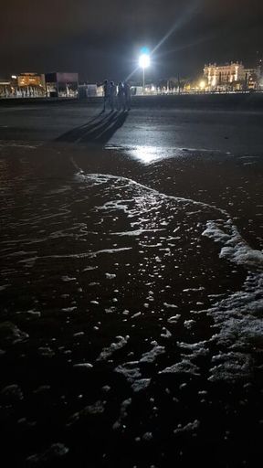 Giocando coi piedi con l'acqua di mare