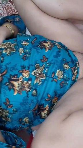 Desi Bhabhi invited him to her house on the pretext of eating pizza and caught his cock   Clip 2