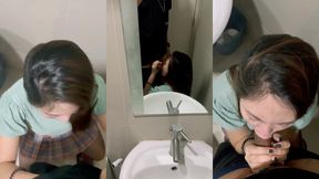 kesempatan selingkuh dengan binor di toilet , isap kontol sampai crot dimulut