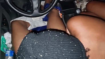 Comi a garota no estacionamento e a camisinha estourou com a desconhecida