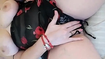 Natural busty masturbation in the sofa
