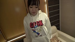 孕ませ必至体型の口リボイスJ系！全男子が渇望した地下アイドルにいそうなルックスの1●歳美女。「個人で見る用」と言って撮った映像を売っちゃいますwww