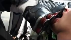 Rapaz chega numa loja de roupas e o vendedor fica com muito tes&amp;amp;atilde_o ao ver ele tirando os t&amp;amp;ecirc_nis e as meias e depois ele percebe tudo e manda ele come&amp;amp;ccedil_ar a lamber o