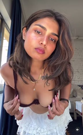 Curvy Indian woman shows off her sexy cleavage and ass in a