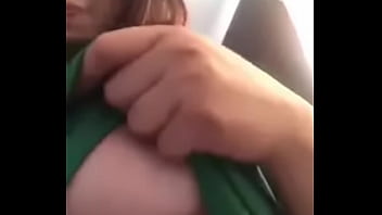 Muestra sus tetas como la puta que es