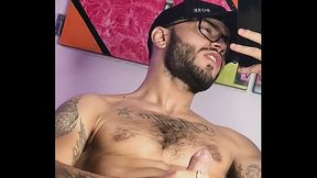Liam sexy latino de medellin con gran polla se masturba frente al espejo para sus fans