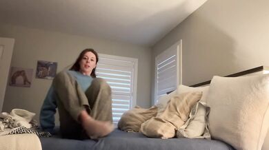 Caught my Step Sis grinding on her pillow till she came