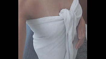 Acabei de sair do banho e vou derrubar a toalha para voc&ecirc_ bater uma punheta me olhando