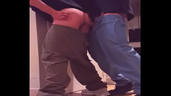 estudiantes follan a escondidas en el salon de cases