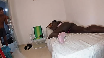 Negona Cansadinha da Viagem e J&aacute_ Levou Rola na Buceta ainda Bebeu a Porra | Fernanda Chocolatte - Joao O Safado