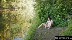 Cute girl shaves and strokes her pussy&#x270C; while on the road