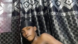 Amatööri nuori soolotyttö panee persettään valtavalla mustalla dildolla