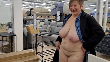 Je m&#039_exhibe toute nue dans un magasin