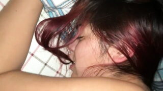 Vidéo amateur d'une fille se faisant pénétrer profondément par derrière