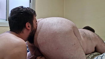 Eating a hairy bear&#039_s fat ass