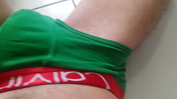 Batendo uma e gozando na cueca