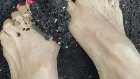 Melove Getting her Sexy Small feet Dirty in the Garden