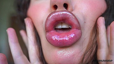 Pillow-soft glitter lipgloss deep kiss