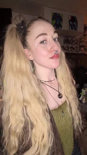 Amateur babe shows off her homemade onlyfan content
