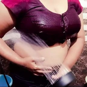 Desi Bhabhi Ko Nange Nahathe Huve Dheka