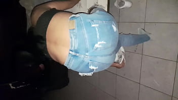 Mi cu&ntilde_ada viene B. Despu&eacute_s de la fiesta a m&iacute_ habitaci&oacute_n para follar (video casero).