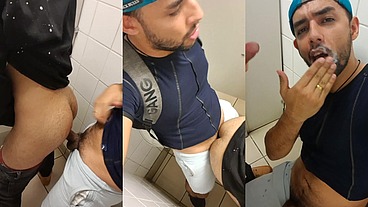 Homossexuais com fome de galo fazem sexo anal em banheiro público