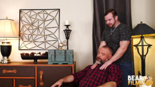 Behåret tatoveret buttet bjørn Adam Snow bliver blowjobet og kneppet af unge Kurt Jacobs og Chip Young i en fetish-klip