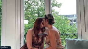 je goute a la chatte et a la forte poitrine de la delicieuse erin moore