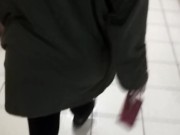 Bragas Vibrantes, Torturando a su novia en público mientras juegan billares