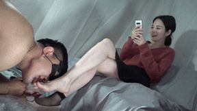 Goddess Su Su's feet are humiliated, licking and sucking on her toes!