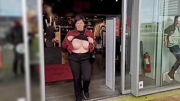 Je sors d&#039_un magasin les seins &agrave_ l&#039_air