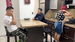 esposa ama de casa le gusta chupar salchicha cuando el amigo de su marido se la en la boca se transforma en una puta al frente de su marido cornudo
