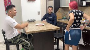 esposa ama de casa le gusta chupar salchicha cuando el amigo de su marido se la en la boca se transforma en una puta al frente de su marido cornudo