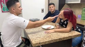 esposa ama de casa le gusta chupar salchicha cuando el amigo de su marido se la en la boca se transforma en una puta al frente de su marido cornudo