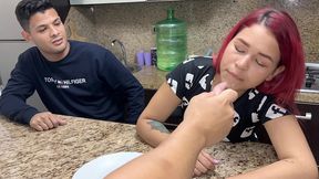 esposa ama de casa le gusta chupar salchicha cuando el amigo de su marido se la en la boca se transforma en una puta al frente de su marido cornudo