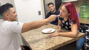 esposa ama de casa le gusta chupar salchicha cuando el amigo de su marido se la en la boca se transforma en una puta al frente de su marido cornudo