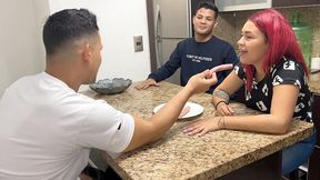 esposa ama de casa le gusta chupar salchicha cuando el amigo de su marido se la en la boca se transforma en una puta al frente de su marido cornudo
