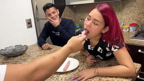 esposa ama de casa le gusta chupar salchicha cuando el amigo de su marido se la en la boca se transforma en una puta al frente de su marido cornudo