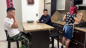 esposa ama de casa le gusta chupar salchicha cuando el amigo de su marido se la en la boca se transforma en una puta al frente de su marido cornudo