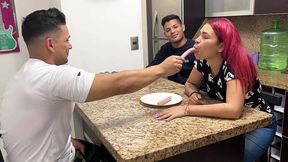 esposa ama de casa le gusta chupar salchicha cuando el amigo de su marido se la en la boca se transforma en una puta al frente de su marido cornudo