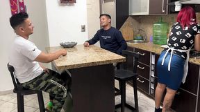 esposa ama de casa le gusta chupar salchicha cuando el amigo de su marido se la en la boca se transforma en una puta al frente de su marido cornudo