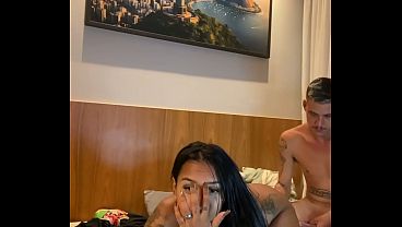 Namorada infiel trai o marido corno com o melhor amigo dele