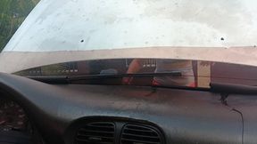 Hermosa mujer conduciendo auto antiguo (3)