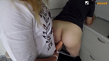 Трахаю мальчика в поясе верности огромным страпоном. (английские субтитры)