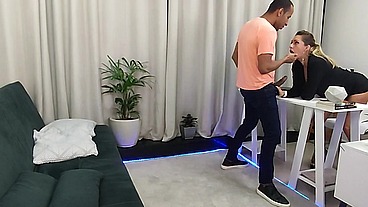 O OFFICE BOY E A SECRETÁRIA GOSTOSONA