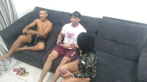 amigos jogando video game fodem gostosa que queria atencao