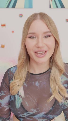 Amalia Davis Likes to Play with Her Pussy