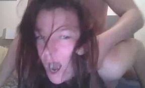 la belle en jupe cuir va chercher sa dose