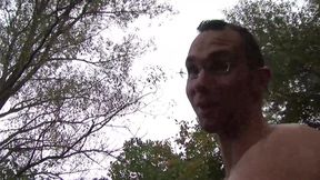 Spex babe is pleasing lucky guy's cock outdoors
