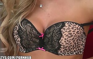 Horny blonde MILF Sammie Rhodes test her new dildo